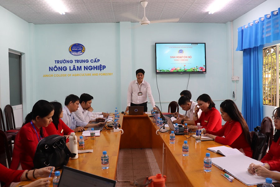 Chi bộ Trường Trung cấp Nông lâm nghiệp sinh hoạt định kỳ tháng 11